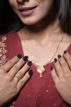 Diamond-shaped Pendant Necklace with a cushion design