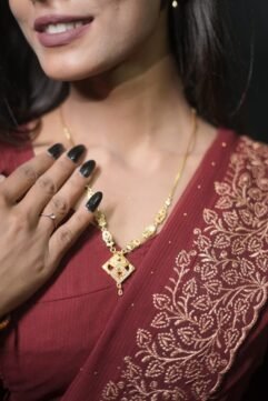 Kite-shaped Pendant Necklace and Earrings set